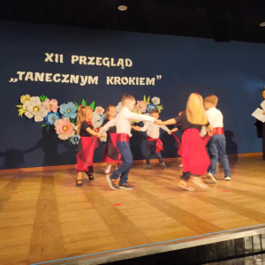 Dzieci tańczą na scenie