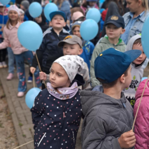 Dzieci idą z balonami.
