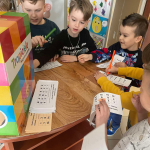 Dzieci wybierają najładniejszą pracę