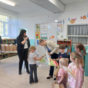 Pani dyrektor wręcza nagrody
