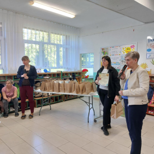 Pani dyrektor mówi przez mikrofon
