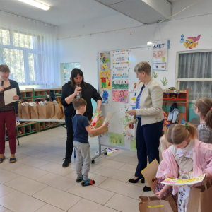 Pani dyrektor wręcza nagrody