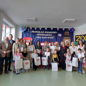 Wszyscy uczestnicy przeglądu wraz z opiekunami.