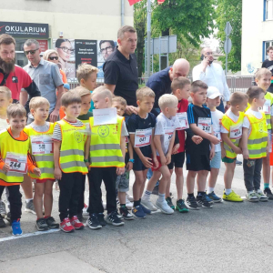 Dzieci stoją na starcie