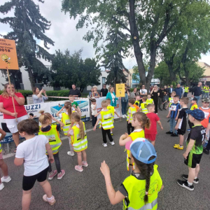 Dzieci biorą udział w rozgrzewce przed biegami