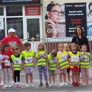 Dzieci stoją na starcie.