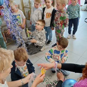Dzieci obcinają sztuczne włosy