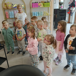 Dzieci stoją u fryzjera