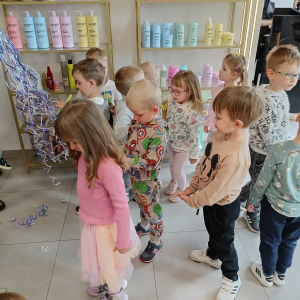 Dzieci obcinają sztuczne włosy