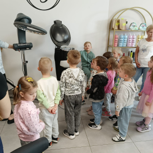 Pani pokazuje sprzęt fryzjerski
