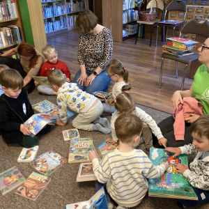 Dzieci oglądają książki