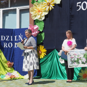 Była Pani Dyrektor Zofia Grzegrzółka składa gratulacje z okazji 50 jubileuszu powstania przedszkola