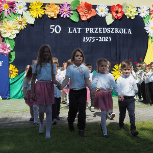 Dzieci tańczą poloneza.