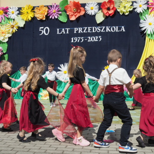 Dzieci z grupy III tańcza taniec.