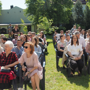 Rodzice siedzą na widowni.