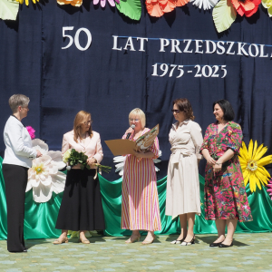 Panie Dyrektorki z łukowskich miejskich przedszkoli składają gratulacje.