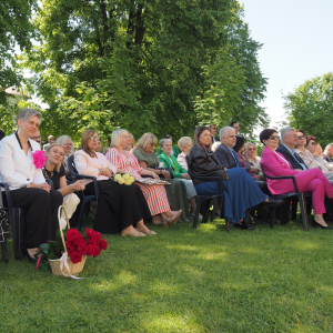 Przybyli goście siedzą na widowni