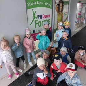 Dzieci pozują przed wejściem