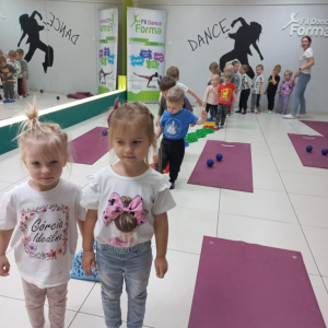 Dzieci pozują do zdjęcia
