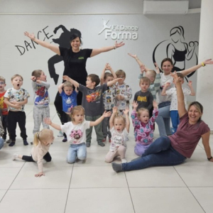 Dzieci z Paniami pozują do zdjęcia