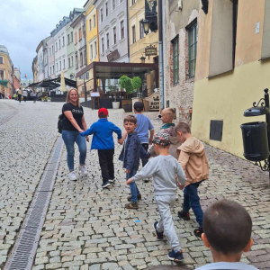 Dzieci spaceruja po Starym Mieście w Lublinie