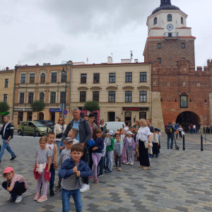Dzieci spaceruja po Starym Mieście w Lublinie