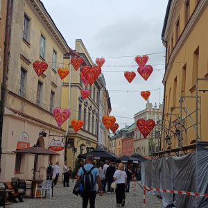 Dzieci spaceruja po Starym Mieście w Lublinie