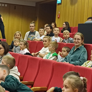 Dzieci i panie w teatrze