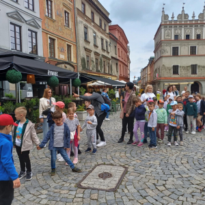 Dzieci spaceruja po Starym Mieście w Lublinie