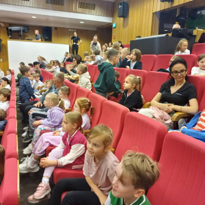 Dzieci i panie w teatrze