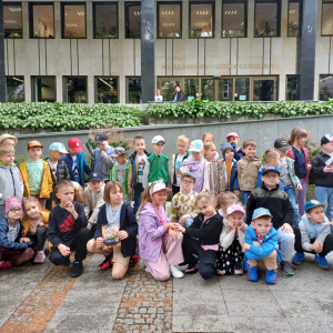 Grupowe zdjęcie przed Operą Lubelską.