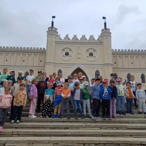 Grupowe zdjęcie przed Muzeum Lubelskim