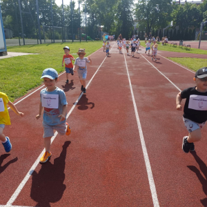 Dzieci biegną