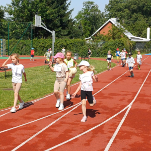 Dzieci biegną