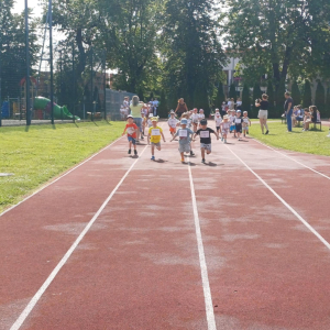 Dzieci biegną