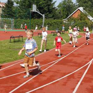 Dzieci biegną