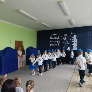 Dzieci tańczą poloneza