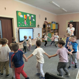 Dzieci tańczą w kole