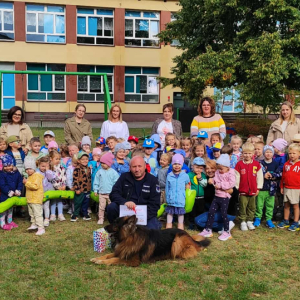 Zdjęcie grupowe dzieci wraz z policjantem i psem