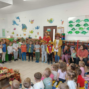 Dzieci prezentują kapelusze Pani Jesieni