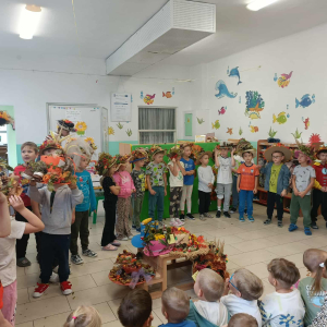Dzieci śpiewają piosenkę o jesieni