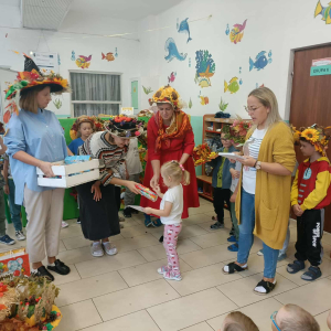 Panie wręczaja nagrodę i dyplom za udział w konkursie