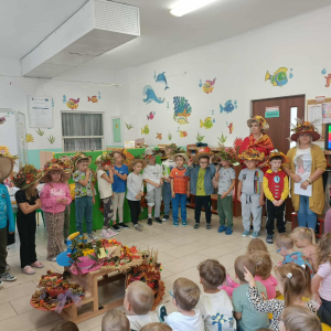 Dzieci rozwiązują zagadki związane z jesienią