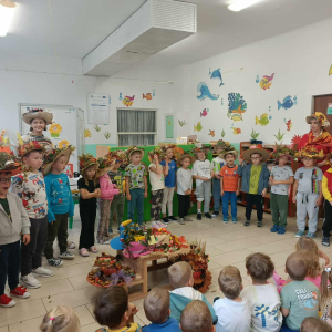 Dzieci prezentują kapelusze Pani Jesieni