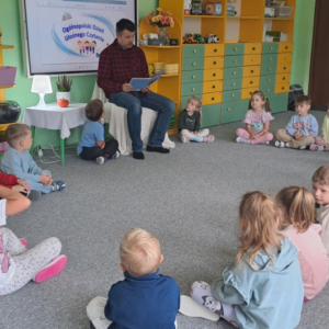 Dzieci słuchają opowiadania