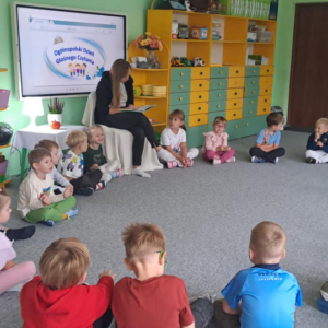 Dzieci słuchają opowiadania