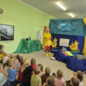 Dzieci siedzą i oglądają aktorów na scenie