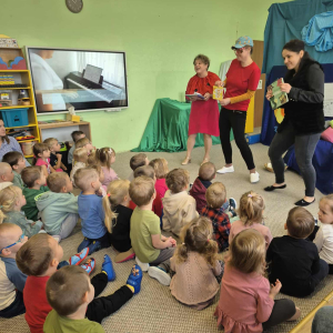 Dzieci siedzą i oglądają aktorów na scenie