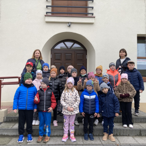 Zdjęcie grupowe przed kinem
