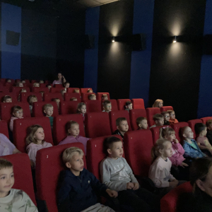 Dzieci siedzą w kinie
